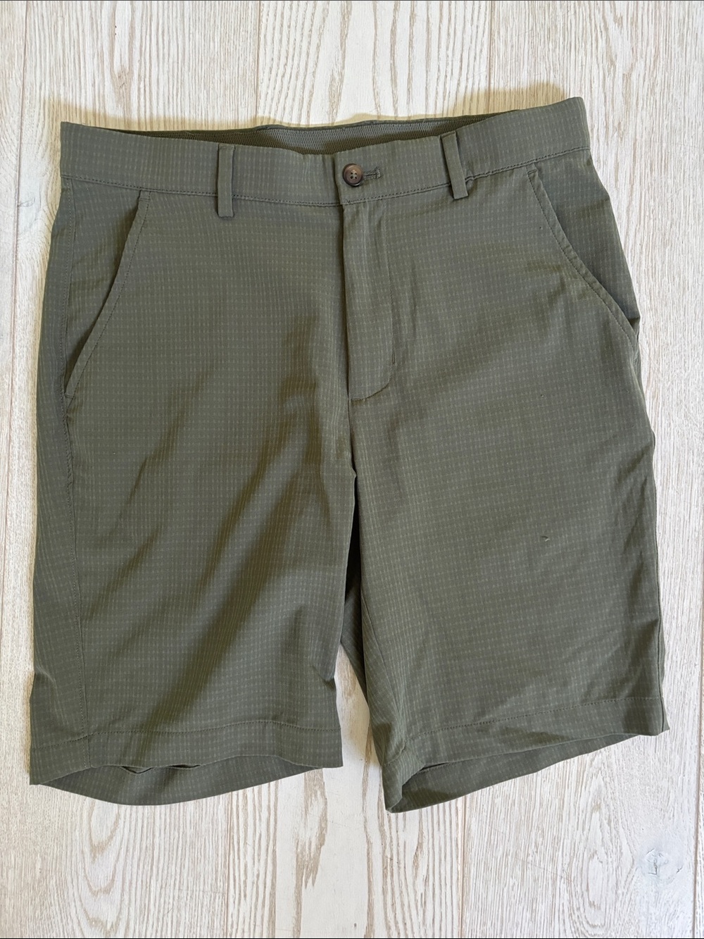 Men’s Greg Norman shorts.